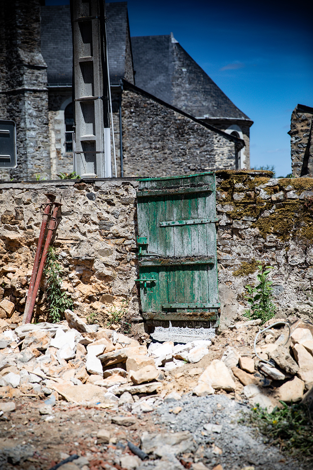 Le portillon des Halles de Châtelais sur la rue Principale