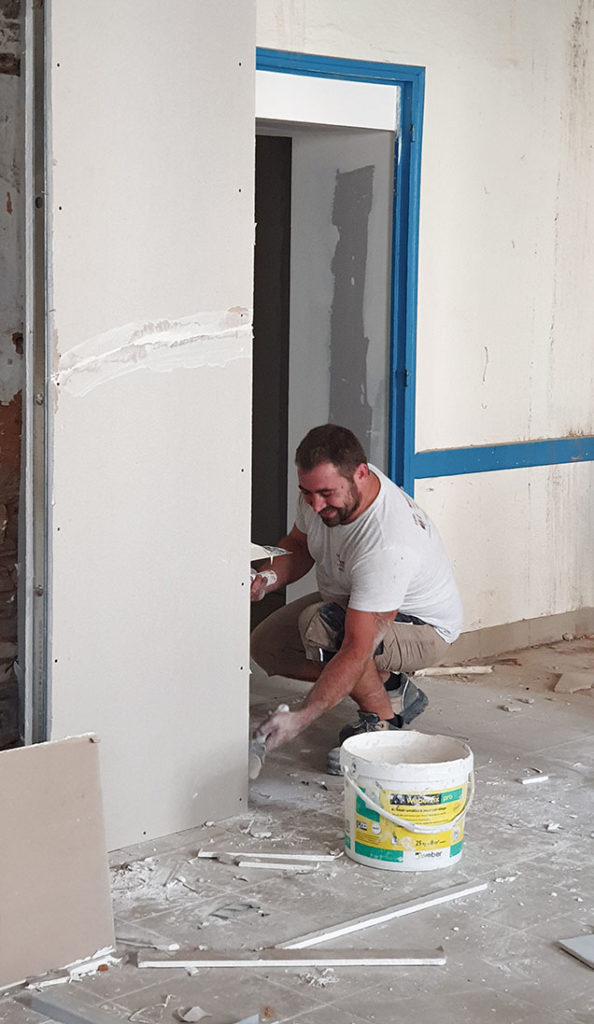 Le plâtrier en cours de pose des placoplâtres des Halles de Châtelais, entreprise René Maussion